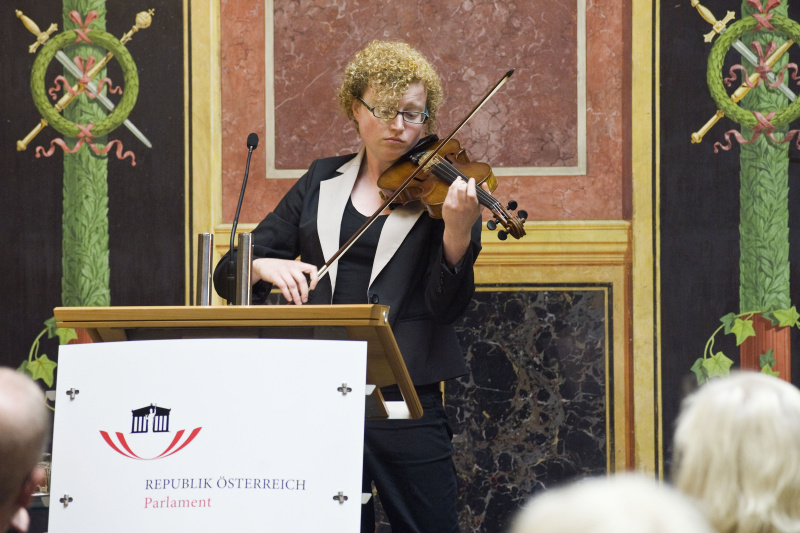 Emer Kinsella bei der musikalischen Darbietung