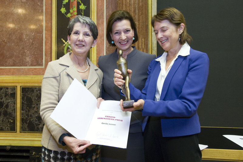 Preisverleihung: v.li. Nationalratspräsidentin Barbara Prammer, Frauenministerin Gabriele Heinisch-Hosek und Stephanie Lerner-Lapidus, in Vertretung der Preisträgerin Gerda Lerner