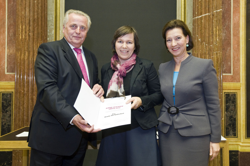 Preisverleihung: v.li. Sozialminister Rudolf Hundstorfer, die Preisträgerin Ursula Till-Tenschert und Frauenministerin Gabriele Heinisch-Hosek
