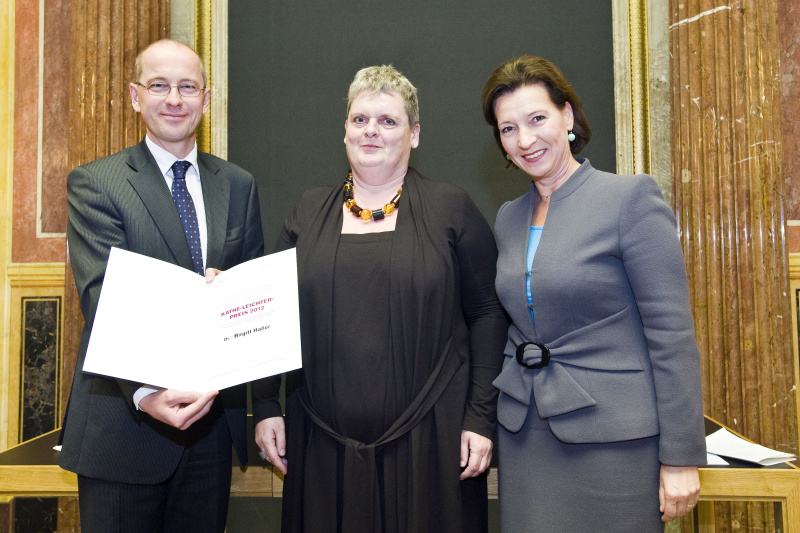 Preisverleihung: v.li. Friedrich Faulhammer aus dem BM für Wissenschaft und Forschung, die Preisträgerin Birgitt Haller und Frauenministerin Gabriele Heinisch-Hosek