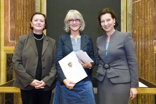 Preisverleihung: v.li. Doris Guggenberger aus dem BMUKK, die Preisträgerin Susanne Dermutz und Frauenministerin Gabriele Heinisch-Hosek
