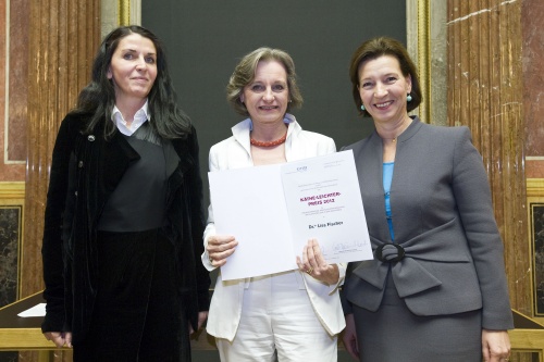 Preisverleihung: v.li. Helene Schuberth - Nationalbank, die Preisträgerin Lisa Fischer und Frauenministerin Gabriele Heinisch-Hosek