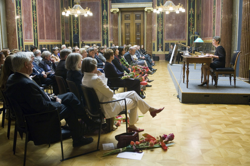 Blick in Richtung VeranstaltungsteilnehmerInnen. Lesung von Susanne Ayob am Podium
