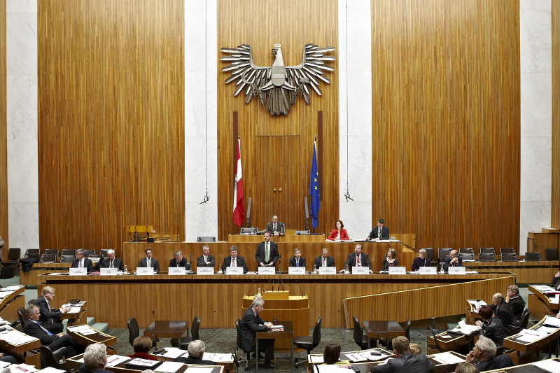 Am Podium v.li.: Landeshauptmann-Stellvertreter Anton Steixner, Nationalratsabgeordneter Jakob Auer (V), Sektionschef Stefan Imhof, Leiter der Abteilung für Landesentwicklung im Bayerischen Staatsministerium für Wirtschaft, Infrastruktur, Verkehr und Technologie Robert Schreiber, Gemeindebundpräsident Helmut Mödlhammer, Peter Biwald, Nikolaus Berlakovich, Josef Ostermayer, Werner Beutemeyer, Bernhard Müller, Iris Strutzmann, Gerlinde Weber und Landesamtsdirektor Helmut Hirt