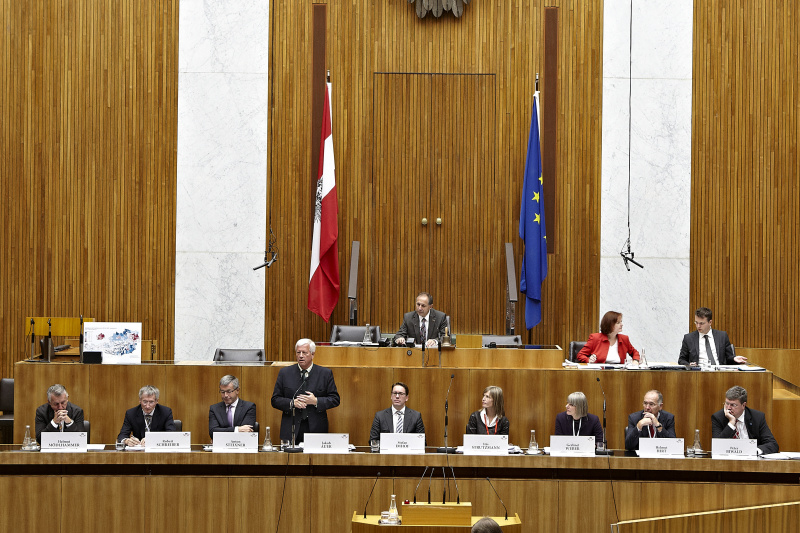 Am Podium v.li.:  Gemeindebundpräsident Helmut Mödlhammer, Leiter der Abteilung für Landesentwicklung im Bayerischen Staatsministerium für Wirtschaft, Infrastruktur, Verkehr und Technologie Robert Schreiber, Landeshauptmann-Stellvertreter Anton Steixner, Nationalratsabgeordneter Jakob Auer (V) am Wort, Sektionschef Stefan Imhof, Iris Strutzmann, Gerlinde Weber, Landesamtsdirektor Helmut Hirt und KDZ-Zentrum für Verwaltungsforschung Peter Biwald