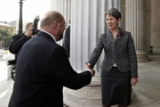 Nationalratspräsidentin Barbara Prammer begrüßt den Präsidenten des Europäischen Parlaments Martin Schulz