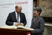 Nationalratspräsidentin Barbara Prammer (re) mit dem Präsidenten des Europäischen Parlaments Martin Schulz beim Gästebucheintrag