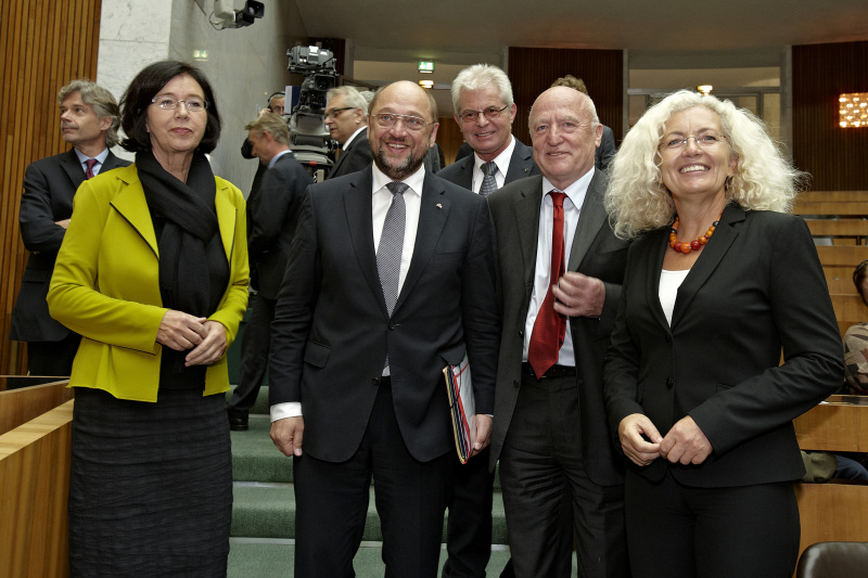v.li.: Nationalratsabgeordnete Christine Muttonen, der Europäische Parlamentspräsident Martin Schulz, Abgeordneter des Europäischen Parlaments Heinz K. Becker, Abgeordneter des Europäischen Parlaments Josef Weidenholzer und die Abgeordnete des Europäischen Parlaments Karin Kadenbach