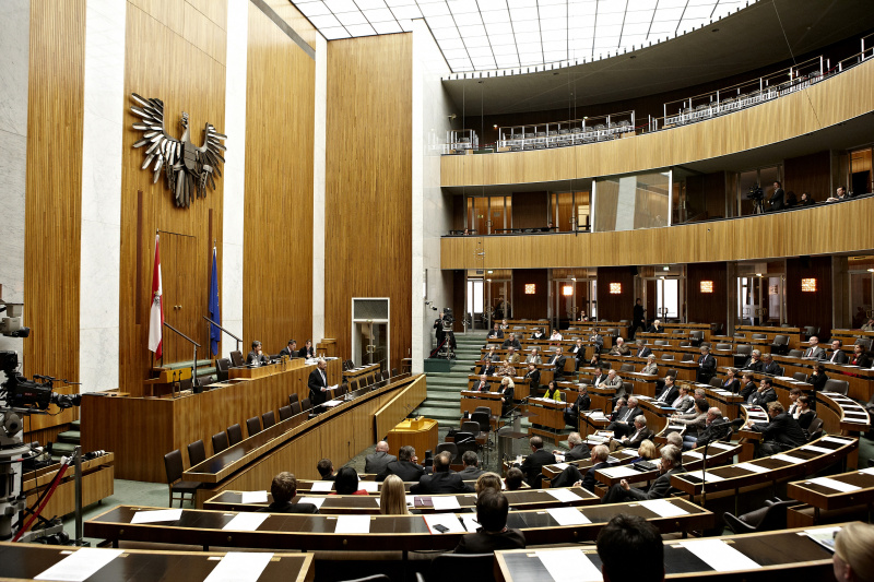 Blick in Richtung VeranstaltungsteilnehmerInnen mit dem Präsidenten des Europäischen Parlaments Martin Schulz bei seiner Rede