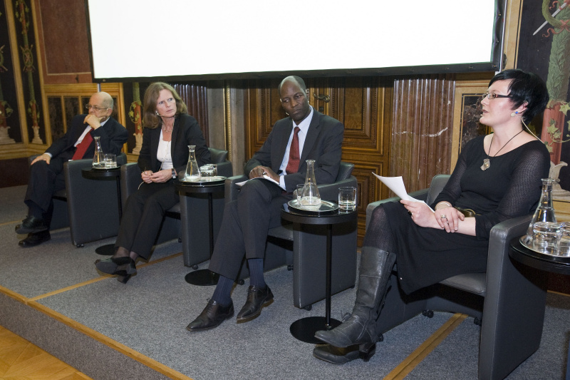 Am Podium v.li.: Konsultant Talaat Abdel-Malek, Barbara Lücke, Vice-Minister of Foreign Affairs and Cooperation - Republic of Mozambique, Henrique Banze und Christine Hackenesch vom Deutschen Institut für Entwicklungspolitik