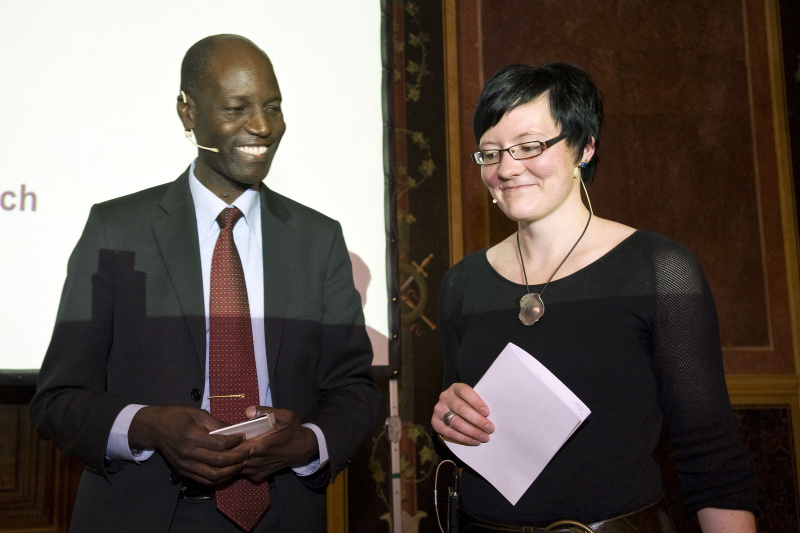v.li.: Vice-Minister of Foreign Affairs and Cooperation - Republic of Mozambique, Henrique Banze und Christine Hackenesch vom Deutschen Institut für Entwicklungspolitik
