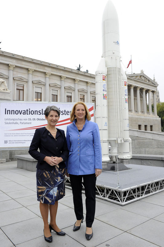 v.li. Nationalratspräsidentin Barbara Prammer und Verkehrsministerin Doris Bures vor der Ariane Rakete vor dem Parlament - Ausstellung Innovatives Österreich
