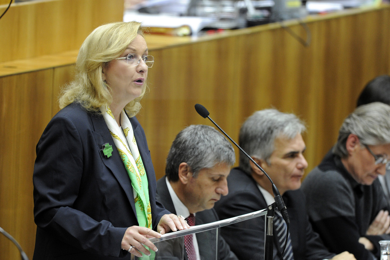 v.li. Finanzministerin Maria Fekter (V) bei ihrer Budgetrede auf der Regierungsbank, Vizekanzler Michael Spindelegger (V) und Bundeskanzler Werner Faymann (S),