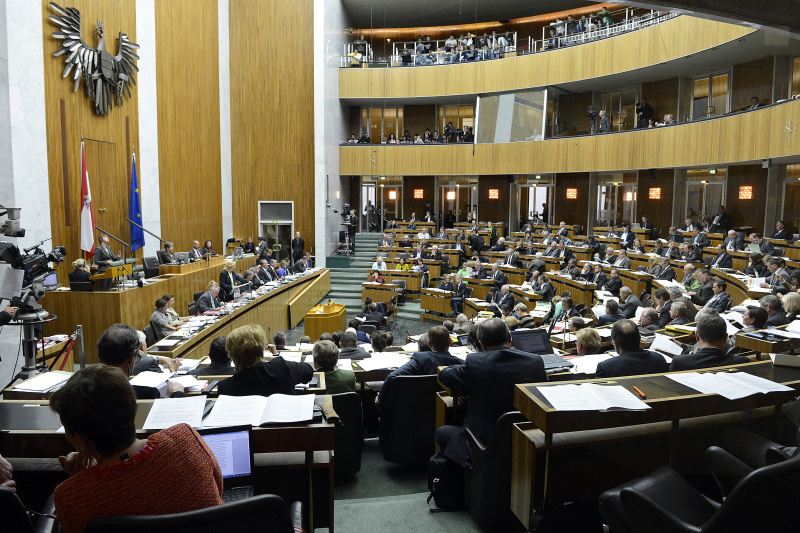 Finanzministerin Maria Fekter (V) bei ihrer Budgetrede auf der Regierungsbank. Blick Richtung Plenum