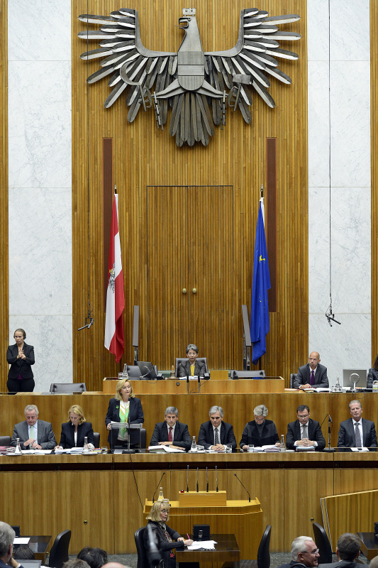 v.li. Auf der Regierungsbank Sozialminister Rudolf Hundstorfer (S), Finanzministerin Maria Fekter (V) bei ihrer Budgetrede, Vizekanzler Michael Spindelegger (V), Bundeskanzler Werner Faymann (S), Unterrichtsministerin Claudia Schmied (S) und Verteidigungsminister Norbert Darabos