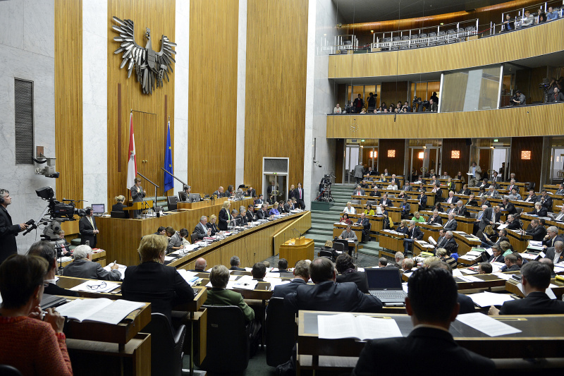 Finanzministerin Maria Fekter (V) bei ihrer Budgetrede auf der Regierungsbank, Blick Richtung Sitzungssaal