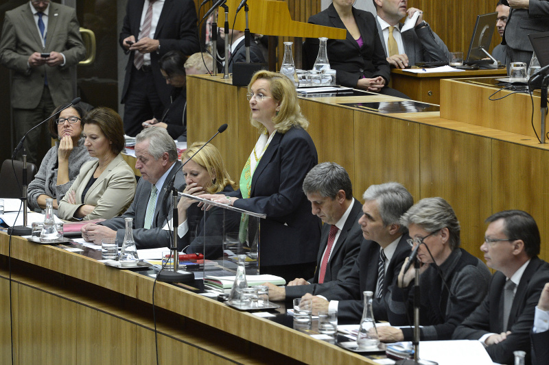 v.li. Auf der Regierungsbank Innenministerin Johanna Mikl-Leitner (V), Frauenministerin Gabriele Heinisch-Hosek (S), Sozialminister Rudolf Hundstorfer (S), Finanzministerin Maria Fekter (V) bei ihrer Budgetrede, Vizekanzler Michael Spindelegger (V), Bundeskanzler Werner Faymann (S), Unterrichtsministerin Claudia Schmied (S) und Verteidigungsminister Norbert Darabos