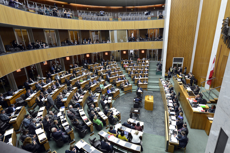 Finanzministerin Maria Fekter (V) bei ihrer Budgetrede auf der Regierungsbank. Blick Richtung Sitzungssaal