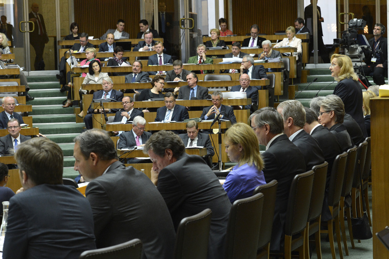 Finanzministerin Maria Fekter (V) bei ihrer Budgetrede auf der Regierungsbank.  Blick Richtung Plenum