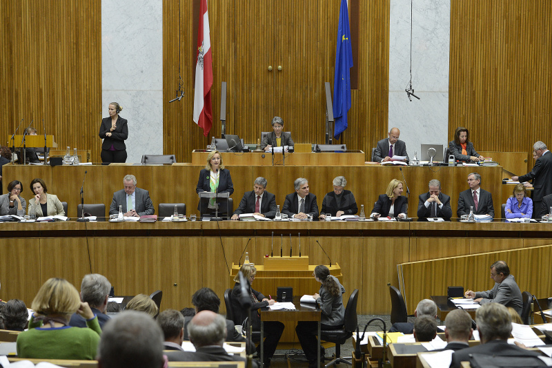 v.li. Auf der Regierungsbank Innenministerin Johanna Mikl-Leitner (V), Frauenministerin Gabriele Heinisch-Hosek (S), Sozialminister Rudolf Hundstorfer (S), Finanzministerin Maria Fekter (V) bei ihrer Budgetrede, Vizekanzler Michael Spindelegger (V), Bundeskanzler Werner Faymann (S), Unterrichtsministerin Claudia Schmied (S), Verkehrsministerin Doris Bures (S), Wirtschaftsminister Reinhold Mitterlehner (V), Gesundheitsminister Alois Stöger (S) und Justizministerin Beatrix Karl (V)
