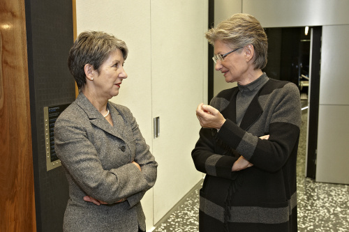v.li. Nationalratspräsidentin Barbara Prammer und Bildungsministerin Claudia Schmied im Gespräch