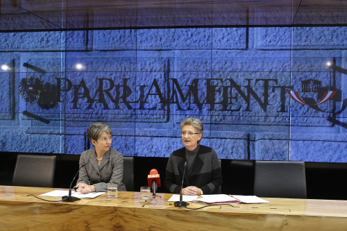 Am Podium v.li. Nationalratspräsidentin Barbara Prammer und Bildungsministerin Claudia Schmied