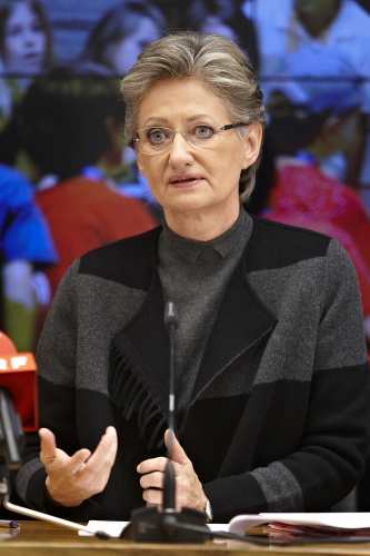 Bildungsministerin Claudia Schmied am Podium