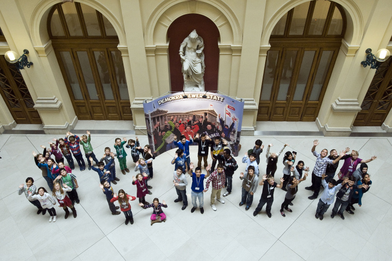 Guppenbild in Form der Zahl 50.000 mit SchülerInnen der Wiener Volksschule St.Elisabeth-Platz und der Hauptschule Steinbauergasse