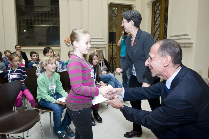 v.re.: Peter Filzmaier und Nationalratsprsidentin Barbara Prammer mit SchülerInnen der Volksschule St.Elisabeth-Platz