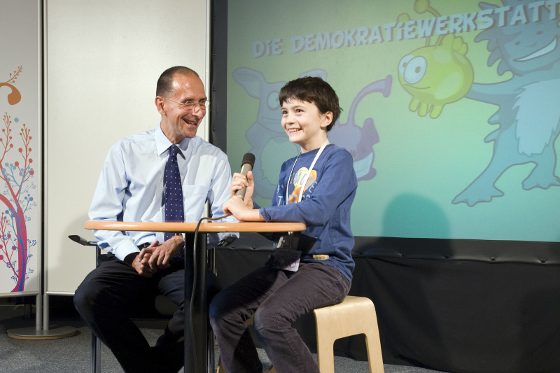 Peter Filzmaier beim Interview in der Demokratiewerkstatt