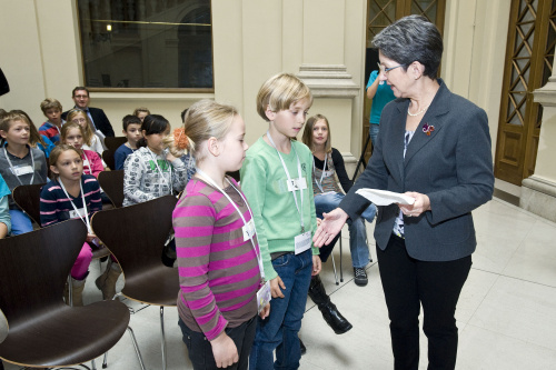 v.re.: Nationalratsprsidentin Barbara Prammer mit SchülerInnen der Volksschule St.Elisabeth-Platz