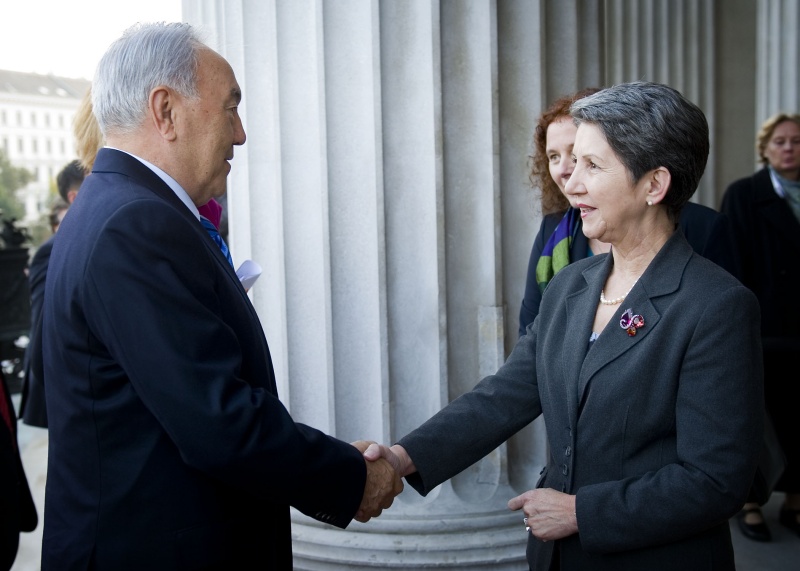 v.li.: Staatspräsident der Republik Kasachstan Nursultan Nasarbajew wird von Nationalratspräsidentin Barbara Prammer begrüßt