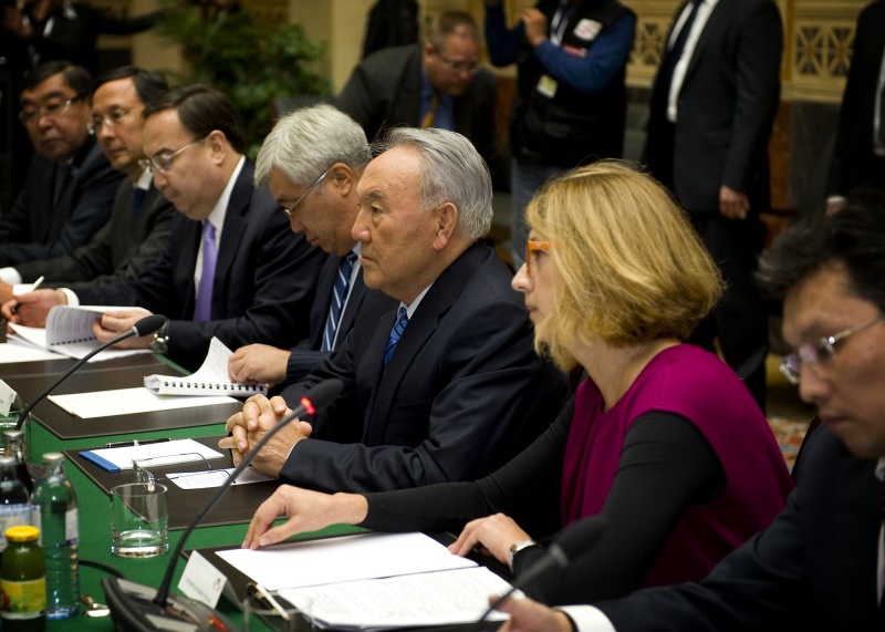 Kasachische Delegation mit Staatspräsident der Republik Kasachstan Nursultan Nasarbajew  (3.v.li.)
