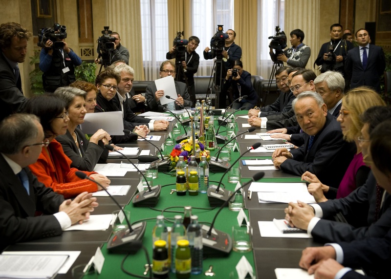 Aussprache. Linke Seite v.li.: Österreichische Delegation die Nationalratsabgeordneten Peter Fichtenbauer (F), Christine Muttonen (S), Nationalratspräsidentin Barbara Prammer, Dolmetscherin, die Nationalratsabgeordneten Christine Marek (V) und Karl Öllinger. Rechte Seite: Kasachische Delegation mit dem Staatspräsidenten der Republik Kasachstan Nursultan Nasarbajew  (4.v.li.).