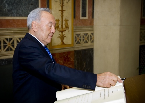 Staatspräsident der Republik Kasachstan Nursultan Nasarbajew beim Eintrag in das Gästebuch