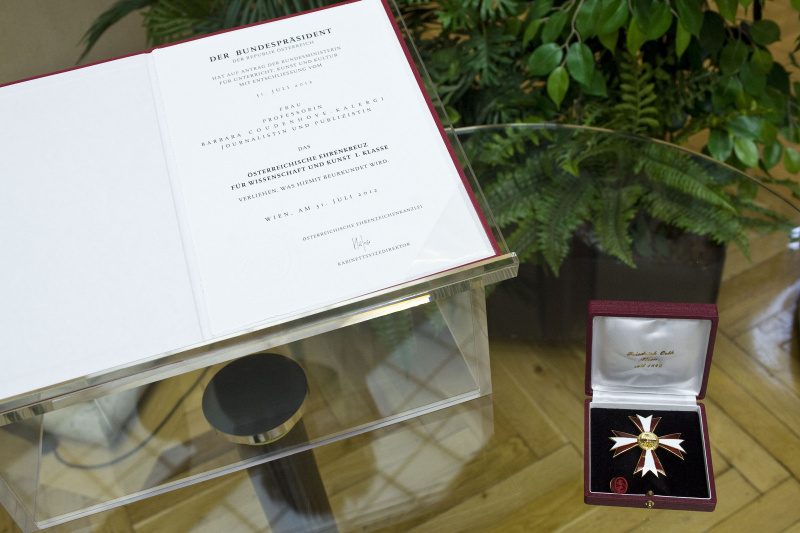 Ansicht Ehrenkreuz und Urkunde