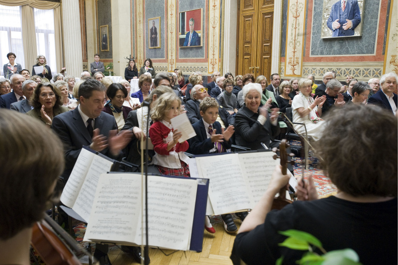 Blick in Richtung VeranstaltungsteilnehmerInnen. Im Vordergrund Quartett Stringfizz.