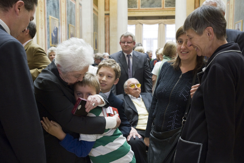 Barbara Coudenhove-Kalergi mit den ersten Gratulanten aus ihrer Familie
