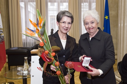 v.li. Nationalratspräsidentin Barbara Prammer und Barbara Coudenhove-Kalergi mit Ehrenkreuz