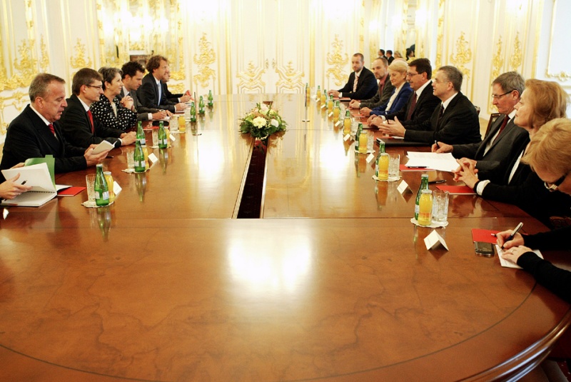 Aussprache. Linke Seite Österreichische Delegation mit Nationalratspräsidentin Barbara Prammer (3.v.li.). Rechte Seite Slowakische Delegation mit Parlamentspräsident Pavol Paska (5.v.re.)