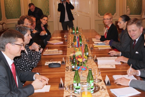 Aussprache: Linke Seite österreichische Delegation mit Nationalratspräsidentin Barbara Prammer (2. v. li.); rechte Seite slowakische Delegation mit Premierminister Robert Fico