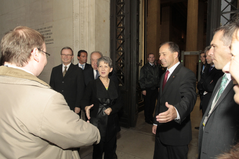 Nationalratspräsidentin Barbara Prammer (Mitte) mit Bundesratspräsident Georg Keuschnigg begrüßen die ersten Gäste
