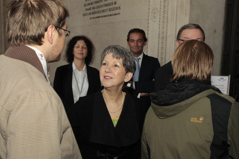 Nationalratspräsidentin  Barbara Prammer begrüßt die ersten Gäste
