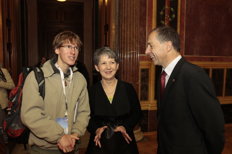 Nationalratspräsidentin Mag.a Barbara Prammer und Bunderatspräsident Georg Keuschnigg im Gespräch mit einem Besucher (li.)