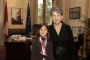 Nationalratspräsidentin Barbara Prammer mit einer jungen Besucherin