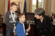 Nationalratspräsidentin Barbara Prammer im Gespräch mit jungen Besucher