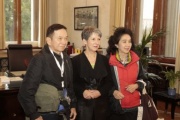 Nationalratspräsidentin Barbara Prammer (Mitte) mit BesucherInnen