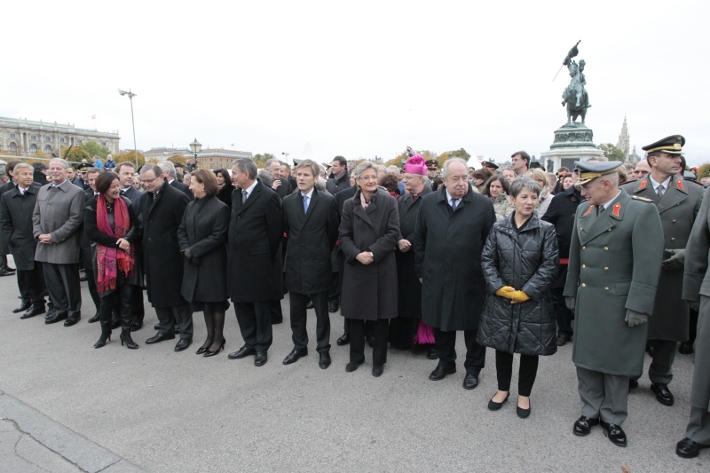 v.re.Miltär, Nationalratspräsidentin Barbara Prammer, Zweiter Nationalratspräsident Fritz Neugebauer und die anwesende Bundesregierung.