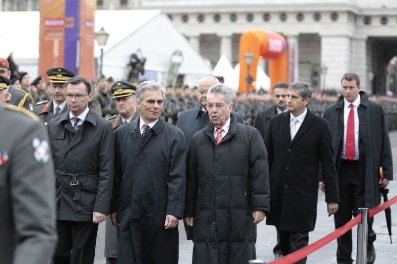 v.li. Verteidigungsminister Norbert Darabos, Bundeskanzler Werner Faymann und Bundespräsident Heinz Fischer