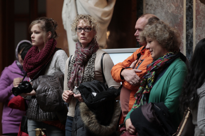 Besucherinnen und Besucher besichtigen das Parlamentsgebäude